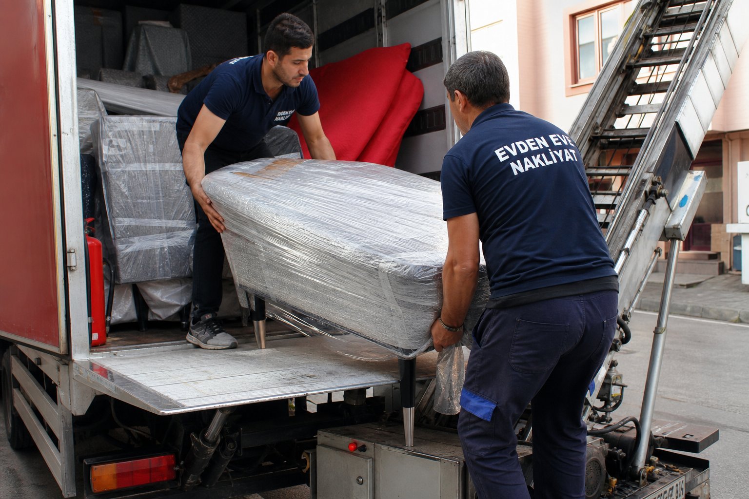 Ambalajli esyanin kamyon icine yerlestirilmesi