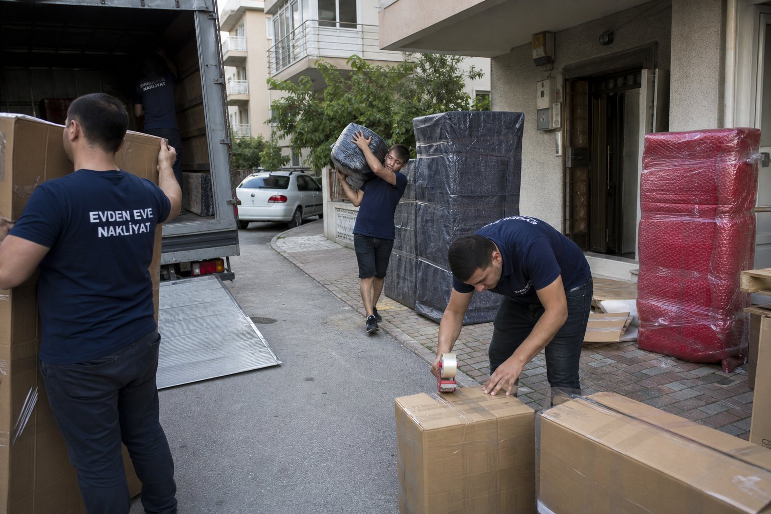 Bina onunde mobilya paketleme calismasi